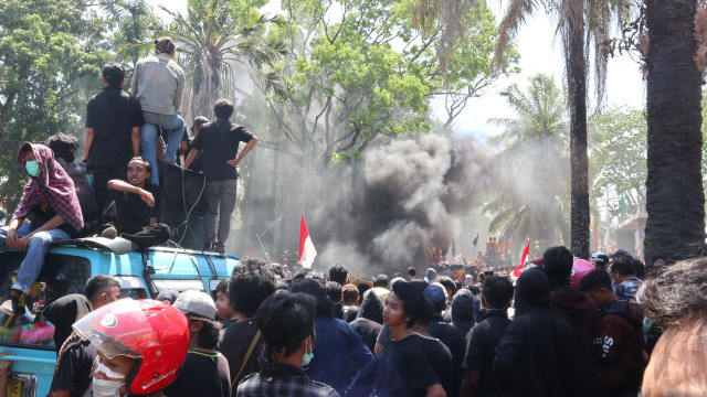 Aksi demonstrasi ribuan mahasiswa di depan gedung DPRD Sultra, Foto: Asdar Zuula. 