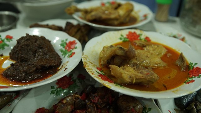 8 Restoran Padang yang Bisa Dipesan via Ojol Selama Makan di Rumah Aja (13398)