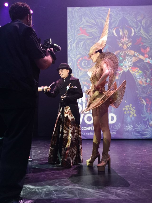Karya Rinaldy Yunardi 'The Lady Warrior' yang jadi pemenang di kompetisi World of Wearable Arts 2019, Wellington, Selandia Baru. Foto: dok. Istimewa