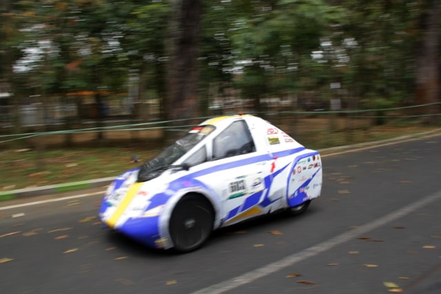 Mobil hemat energi melaju di jalan Jakarta, Kota Malang dalam kontes mobil hemat energi (KMHE) yang diselenggarakan oleh Kemenristekdikti di Universitas Negeri Malang (UM). Foto-foto: bayu eka novanta/tugumalangid