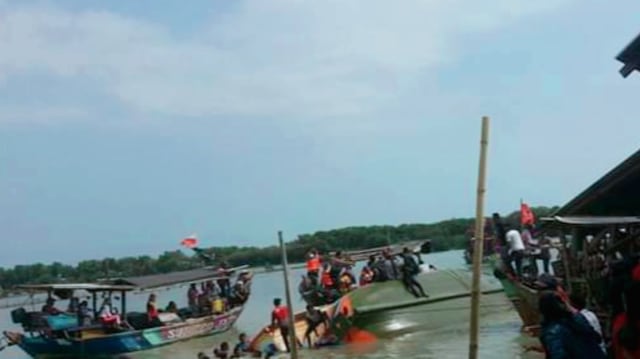 Perahu terbalik saat acara sedekah laut di Brebes, Sabtu (28/9). (Foto: Istimewa)