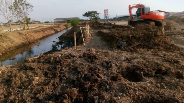 Aktivitas pengerukan tanggul di Sungai Kobong, Brebes. (Foto: Istimewa)