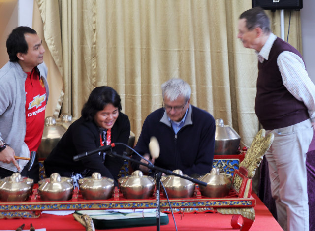 Pengunjung mencoba memainkan gamelan (Dok. KBRI Kopenhagen)