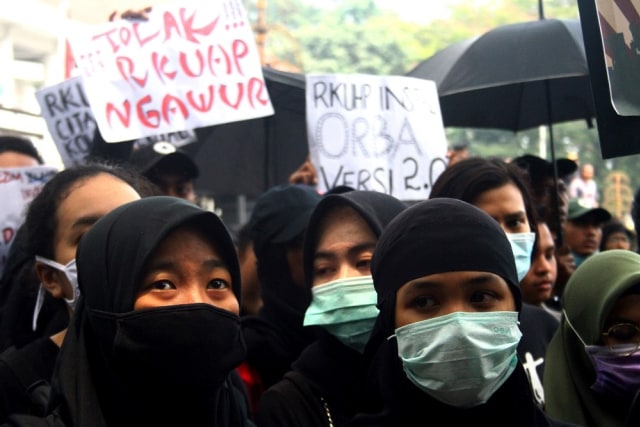 Sejumlah pasal dalam revisi Undang-undang KUHP dinilai merugikan perempuan. Foto: STR/AFP