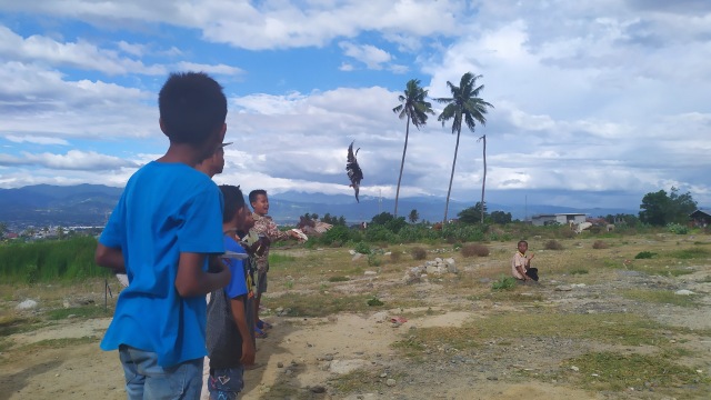 Keceriaan sejumlah anak di Kelurahan Balaroa, Kecamatan Palu Barat, Kota Palu. Mereka sedang bermain burung Merpati balap di bekas lokasi likuefaksi Perumahan Balaroa. Foto: Arief/PaluPoso