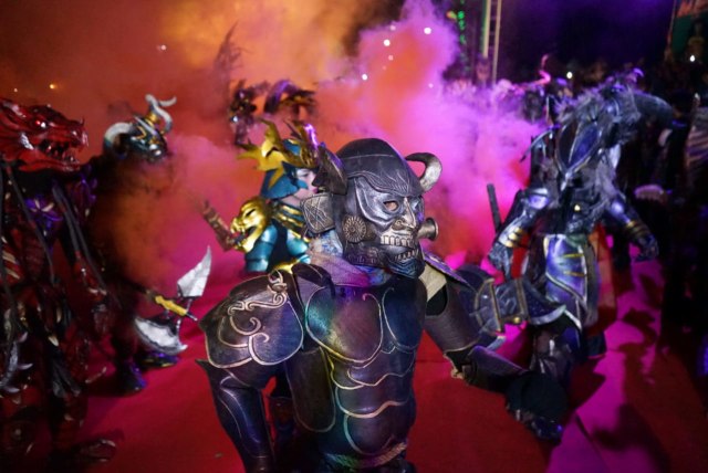 Cosplay aneka macam monster dalam Kirab Budaya Malang Beach Festival, Sabtu (28/9). Foto: doli siregar/mboislife magazine for tugumalangid