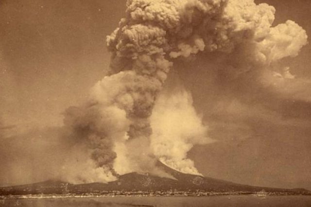 Gambar 1. Letusan Krakatau 1883. Foto: Library of Congress