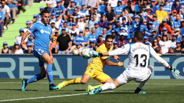 Penyerang Barcelona, Luis Suarez, berupaya menjebol gawang Getafe. Foto: Reuters/Sergio Perez