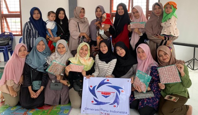 Mahasiswa tergabung dalam Genbi Aceh, mengajak kaum ibu memanfaatkan sampah plastik. Dok. Genbi Unsyiah