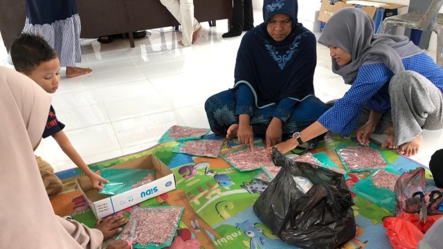 Kala Mahasiswa Aceh Ajarkan Kaum Ibu Berkreasi dengan Sampah Plastik (949716)