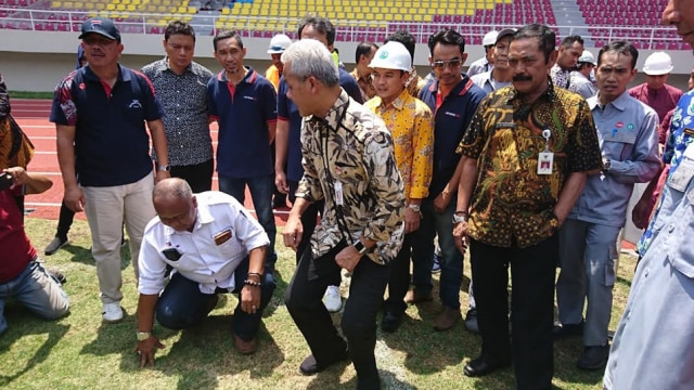 Gubernur Jateng saat kunjungi stadion Manahan. (Agung Santoso)