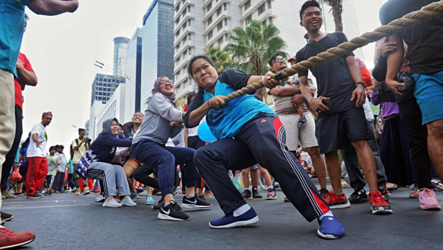 Sejumlah pengunjung bermain tarik tambang di CFD di kawasan Bundaran HI, Jakarta, Minggu, (29/9/2019). Foto: Irfan Adi Saputra/kumparan