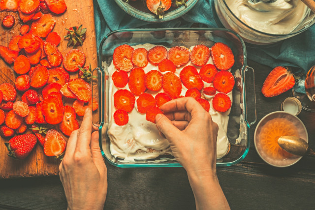 Ilustrasi Strawberry Tiramisu Cake. Foto: Shutter Stock