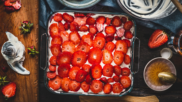 Ilustrasi Strawberry Tiramisu Cake. Foto: Shutter Stock