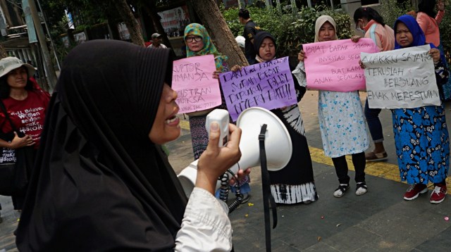 Peserta aksi yang tergabung dalam Emak-emak Indonesia menyampaikan orasinya di depan Polda Metro Jaya (PMJ), Jakarta, Minggu (29/9). Foto: Fanny Kusumawardhani/kumparan