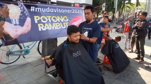 Relawan #mudavisioner Ajak Warga Solo Potong Rambut Mirip Gibran di CFD. Foto: Dok. Istimewa
