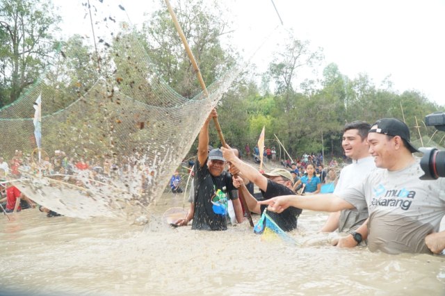 Bupati Musi Banyuasin, Dodi Reza Alex Noerdin, bersama Wakil Bupati Beni Hernendi ikut meramaikan tradisi Bekarang (foto: Dok. Humas Pemkab Muba)