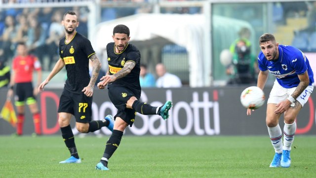 Stefano Sensi melepas tembakan ke gawang Sampdoria. Foto: REUTERS/Daniele Mascolo