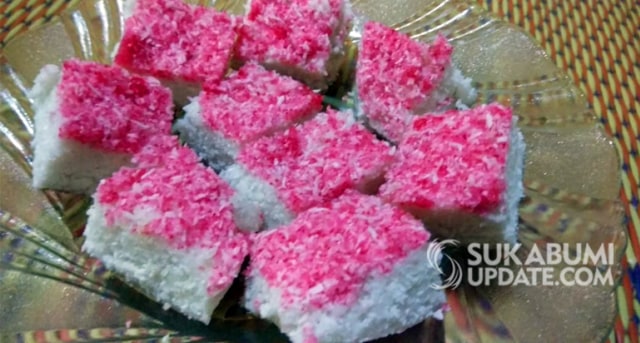 Kue Awug merah putih buatan Yanti Nurhayanti, warga Kampung Waluran, Desa Pangumbahan, Kecamatan Ciracap, Kabupaten Sukabumi. | Sumber Foto:Ragil Gilang