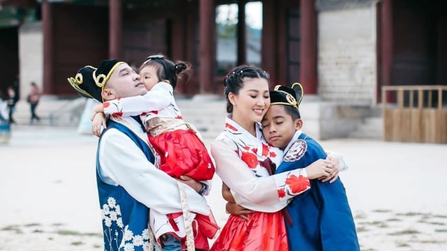 Ruben Onsu anak keluarga berlibur di Korea Selatan. Foto: Instagram/ruben_onsu