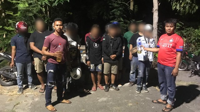 Petugas saat mengamankan 15 orang pelaku yang didapati sedang mabuk di pinggir Jalan Dr Sutomo Gang Makam Sedeng turut Kelurahan Kepatihan Bojonegoro Kota. Minggu (29/09/2019)