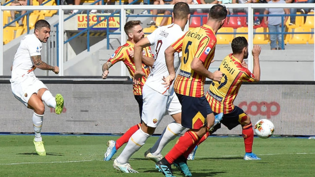Pemain AS Roma, Kolarov, melepas tendangan ke gawang Lecce. Foto: Twitter: AS Roma