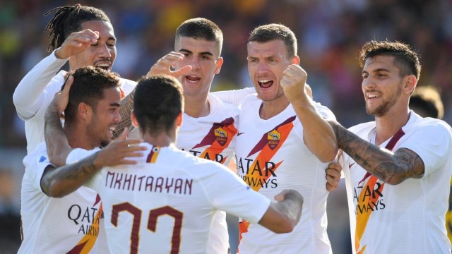 Para pemain AS Roma merayakan gol Edin Dzeko. Foto: Twitter: AS Roma