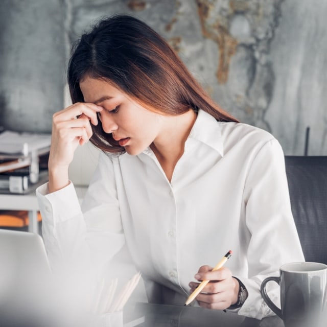 Ilustrasi perempuan stres di tempat kerja. Foto: Shutterstock