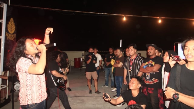 Musisi asal Kalimantan tampil di Isap Asap Fest di Banjarmasin pada Minggu malam (29/9/2019).