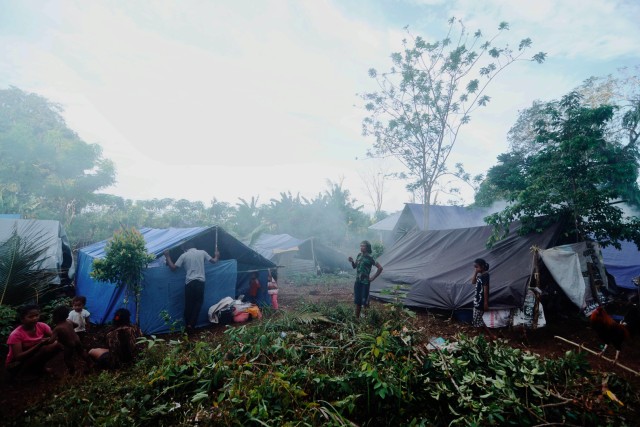 Warga beraktivitas di tenda sementara pascagempa bumi Maluku di dusun Wainuru, Maluku Tengah, Maluku, Ambon, Minggu (29/9/2019). Foto: ANTARA FOTO/Nurman Hadipratama
