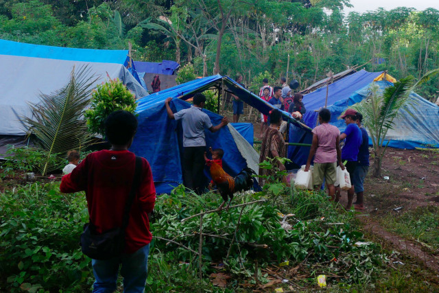 Warga beraktivitas di tenda sementara pascagempa bumi Maluku di dusun Wainuru, Maluku Tengah, Maluku, Minggu (29/9/2019). Foto: ANTARA FOTO/Nurman Hadipratama