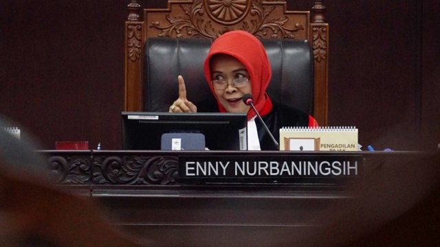 Hakim Mahkamah Konstitusi (MK), Enny Nurbaningsih saat sidang perdana pengujian UU Komisi Pemberantasan Korupsi (KPK) di Mahkamah Konstituai, Jakarta, Senin (30/9). Foto: Fanny Kusumawardhani/kumparan