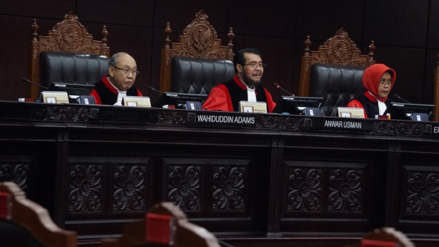 Ketua Hakim Mahkamah Konstitusi (MK), Anwar Usman memimpin sidang perdana pengujian UU Komisi Pemberantasan Korupsi (KPK) di Mahkamah Konstituai, Jakarta, Senin (30/9). Foto: Fanny Kusumawardhani/kumparan