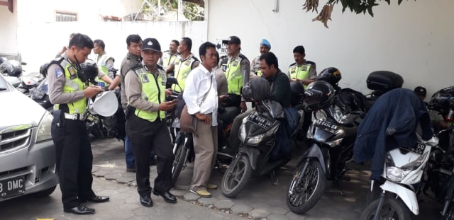 Para personel kepolisian bersiap mengamankan aksi Gejayan Memanggil Jilid 2 di halaman RRI Yogyakarta, Senin (30/9). Foto: DIon.