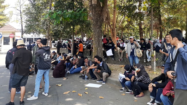 Sejumlah mahasiswa berkumpul di Bundaran UGM, Senin (30/9/2019). Foto: Arfiansyah Panji Purnandaru/kumparan