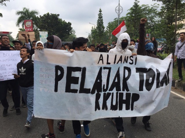 Sejumlah pelajar tingkat SMA di Pontianak ikut turun berunjuk rasa tolak RKUHP di depan gedung DPRD Kalbar, Senin (30/9). Foto: Lidya Salsabila/Hi!Pontianak 