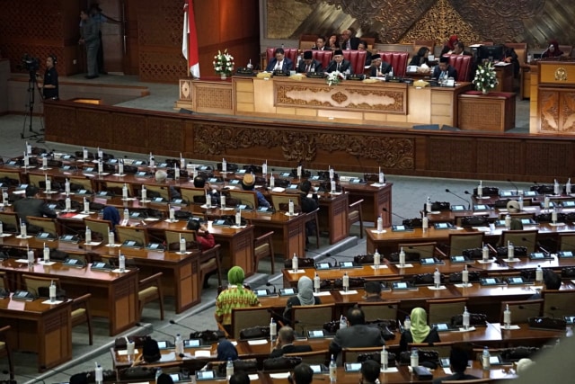 Sejumlah anggota DPR memadati ruangan sidang Paripurna jelang Sidang Paripurna ke 12 di Gedung Nusantara Komplek Parlemen DPR, Jakarta, Senin (30/9/2019). Foto: Jamal Ramadhan/kumparan