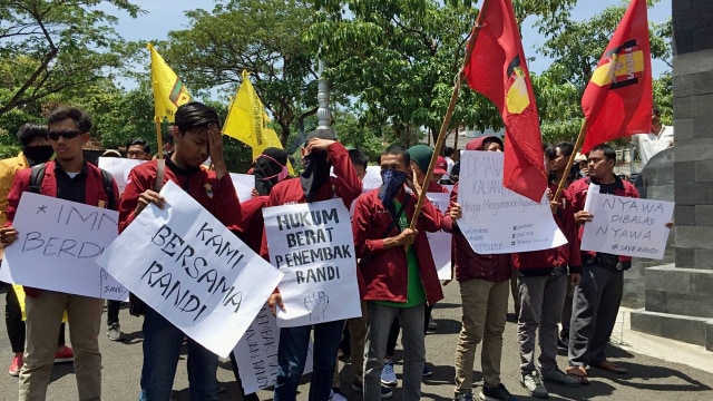 kader IMM dan IPM Jateng, aksi solidaritas di Mapolda Jateng menuntut pengusutan tewasnya Randi dan Yusuf Qordawi yang tertembak saat demonstrasi