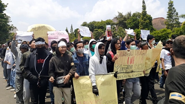 Pelajar dan mahasiswa long march dari Bundaran UGM menuju Gejayan, Senin (30/9/2019). Foto: Arfiansyah Panji/kumparan