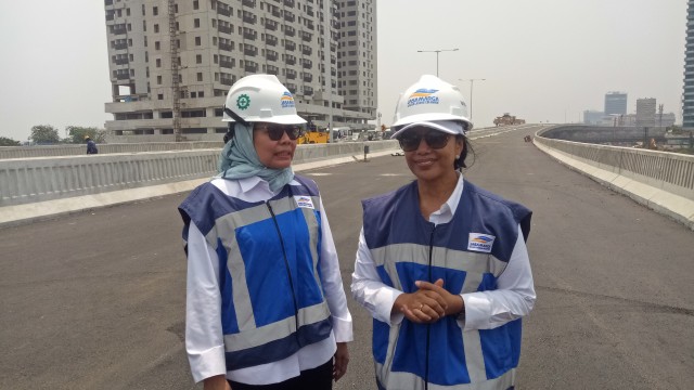 Menteri BUMN Rini Soemarno bersama Dirut Jasa Marga Desi Arryani meninjau Tol Jakarta Cikampek II Elevated atau Layang. Foto: Resya Firmansyah/kumparan
