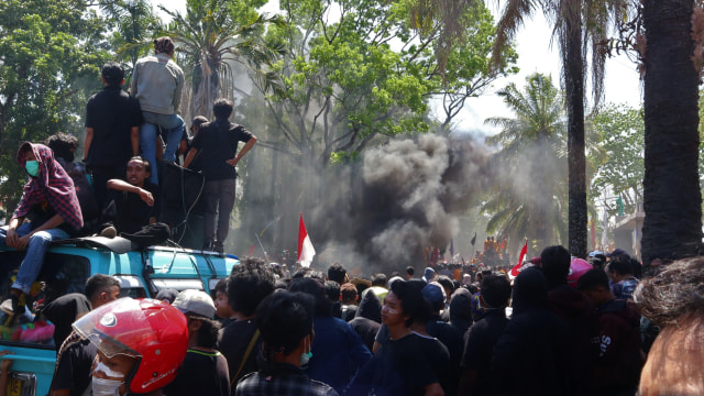 Aksi demonstrasi ribuan mahasiswa se-Kota Kendari pada Kamis (26/9), di depan gerdung DPRD Sultra yang berujung bentrok hingga 2 mahasiswa tewas. Foto: Asdar Zuula/kendarinesia.