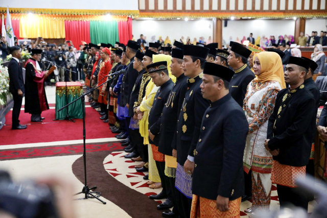 Proses pelantikan anggota DPR Aceh periode 2019-2024. Foto: Suparta/acehkini
