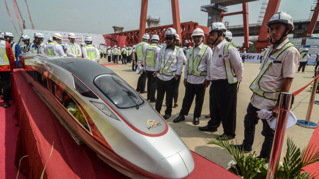 Sejumlah petugas mengamati replika Kereta Cepat di Casting Yard 1 KM 26 Tol Jakarta-Cikampek, Cikarang Utama, Kabupaten Bekasi, Jawa Barat, Senin (30/9/2019). Foto: ANTARA FOTO/Fakhri Hermansyah