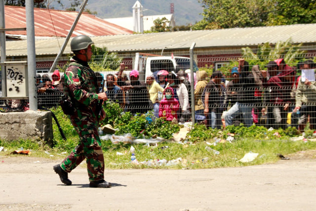 Prajurit TNI melakukan patroli keamanan di Wamena, Papua, Senin (30/9/2019). Foto: ANTARA FOTO/Iwan Adisaputra