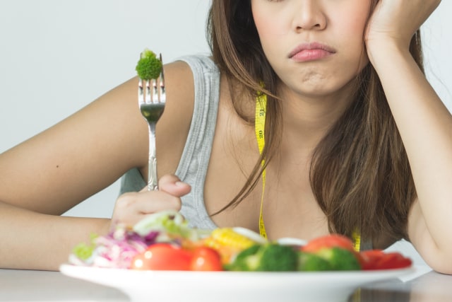 Ilustrasi perempuan yang tidak suka pola makan vegetarian Foto: Shutterstock