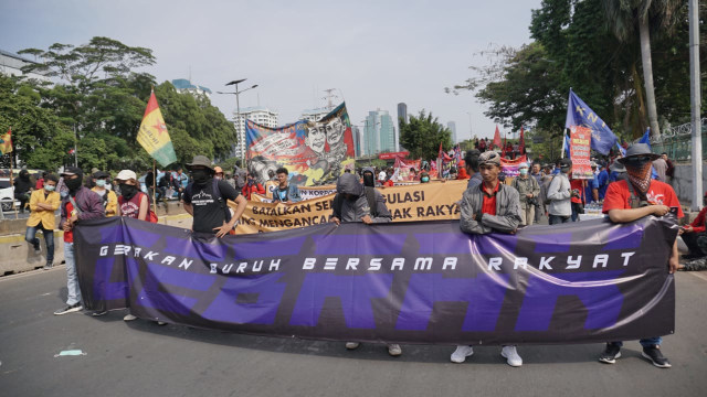 Massa buruh berorasi di dekat depan gedung DPR di kawasan gedung DPR, Jakarta, Senin (30/9/2019). Foto: Jamal Ramadhan/kumparan