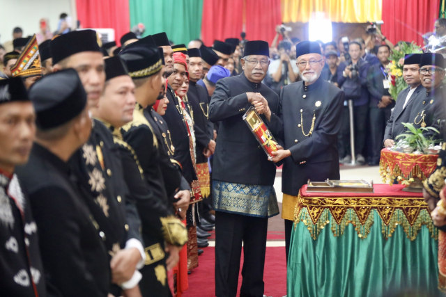 Wali Nanggroe Aceh, Malik Mahmud (kanan) memberikan selamat kepada anggota DPR Aceh yang baru dilantik. Foto: Suparta/acehkini