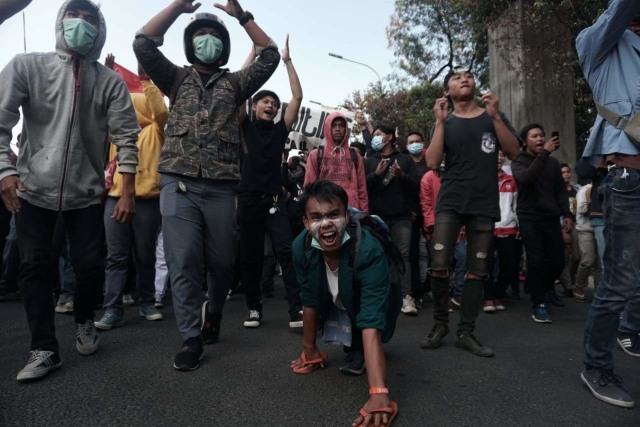 Massa pelajar mengikuti aksi di sekitar depan gedung DPR, Jakarta Pusat, pada Senin (30/9/2019). Foto: Iqbal Firdaus/kumparan