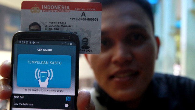 Pemohon menunjukkan aplikasi cek saldo Smart SIM yang baru saja dibuatnya di Satuan Penyelenggara Administrasi SIM Polres Metropolitan Tangerang di Mapolres Metropolitan Tangerang, Tangerang, Banten, Senin (30/9/2019). Foto: ANTARA FOTO/Muhammad Iqbal