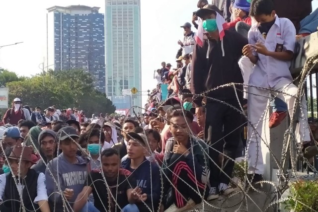 Anak STM Lempari Polda Metro Jaya dengan Batu (70920)